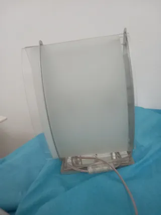 Lámpara techo y mesa noche