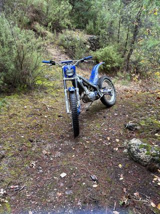 Moto de trial azul