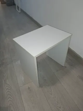 Mesita auxiliar de madera blanca