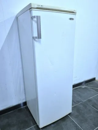 Congelador vertical marca Rommer A+