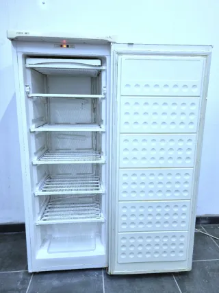 Congelador vertical marca Rommer A+