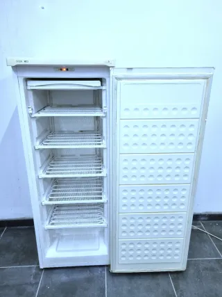 Congelador vertical marca Rommer A+