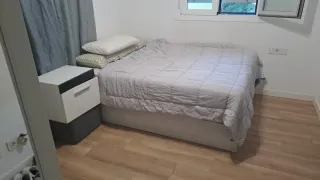 Cama individual gris y blanca
