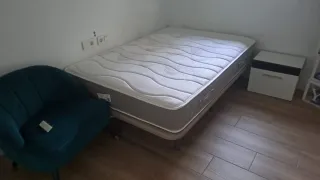 Cama individual con base tapizada