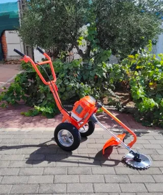 Desbrozadora con ruedas y disco
