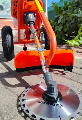 Desbrozadora con ruedas y disco