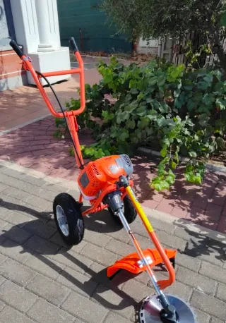 Desbrozadora con ruedas y disco