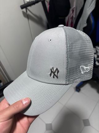 Gorra New Era Gris Malla Ajustable