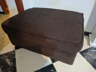 Puf de tela marrón