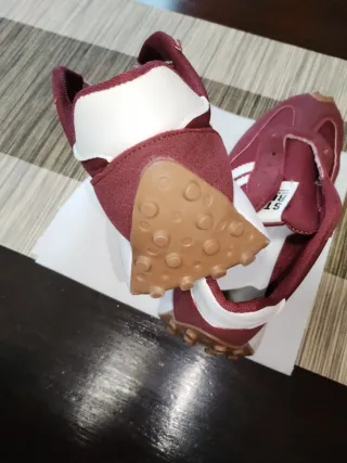 Scarpe da ginnastica rosse e bianche