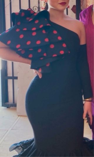 Traje de flamenca negro diseñador. No tiene marca