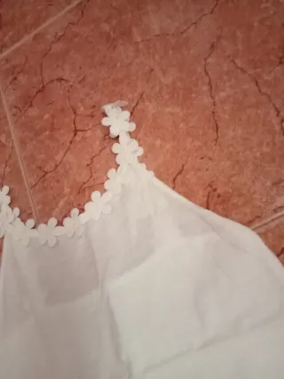 Camiseta blanca con flores bordadas talla 6/7 años