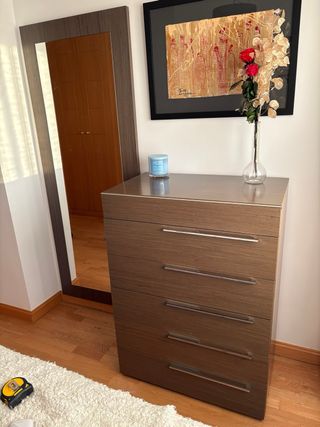 Cómoda de 5 cajones con espejo de pie a conjunto.