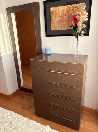 Cómoda de 5 cajones con espejo de pie a conjunto.