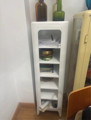 Estantería metálica blanca estrecha