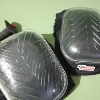 LOTE herramientas: cinceles, martillo y rodilleras