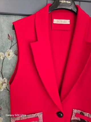 Chaleco rojo con bolsillos estampados Talla S