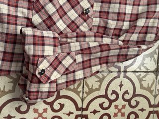 Camisa a cuadros roja y blanca