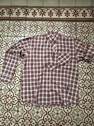 Camisa a cuadros roja y blanca