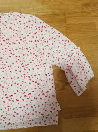 Blusa blanca con flores rojas
