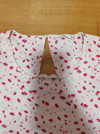 Blusa blanca con flores rojas
