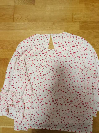 Blusa blanca con flores rojas