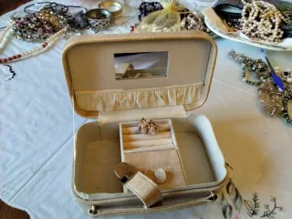 Joyerero de cuero beige