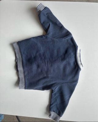 Felpa blu con zip e righe