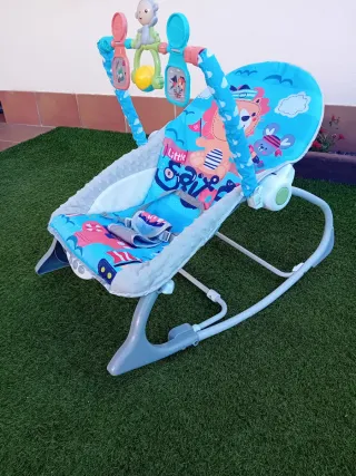 Hamaca bebe con arco de juegos.tiene vibracion
