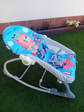 Hamaca bebe con arco de juegos.tiene vibracion