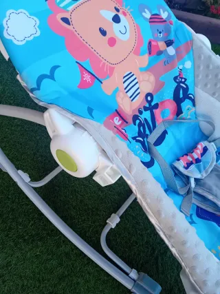 Hamaca bebe con arco de juegos.tiene vibracion