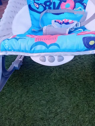 Hamaca bebe con arco de juegos.tiene vibracion
