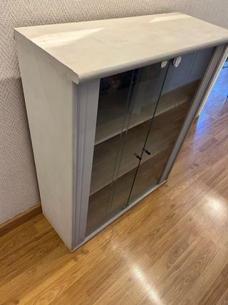 Mueble estante de madera y cristal