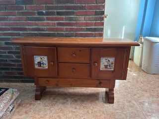 Mueble de madera de pino con detalles cerámicos