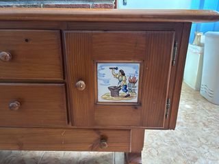 Mueble de madera de pino con detalles cerámicos