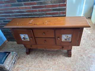 Mueble de madera de pino con detalles cerámicos