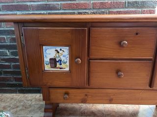 Mueble de madera de pino con detalles cerámicos
