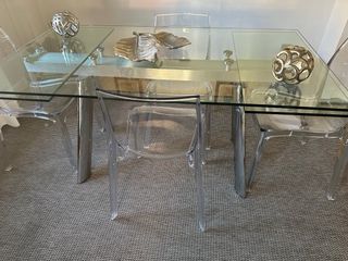 Mesa extensible cristal y sillas