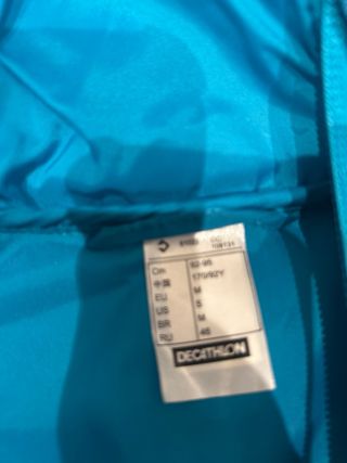 Abrigo azul con capucha