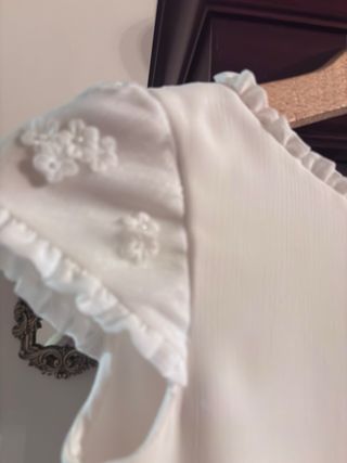 Traje de Comunión Blanco con Flores Rosas