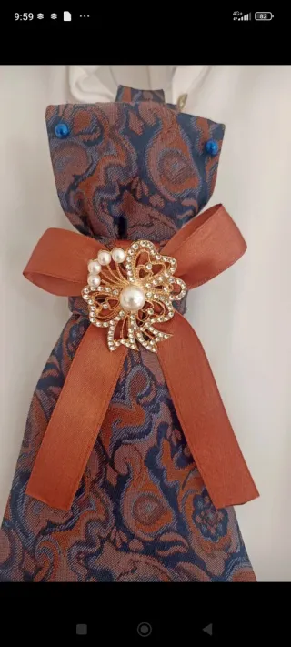 Cravatta gioiello vintage con perle e strass in se