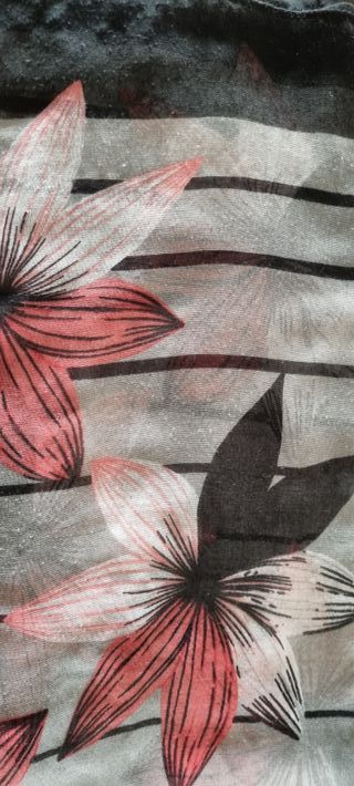 Foulard leggero con fiori