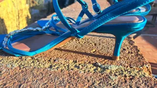Zapatos de tacón Zara azules con pedrería