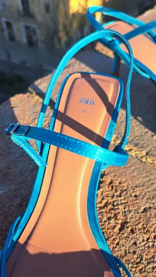 Zapatos de tacón Zara azules con pedrería