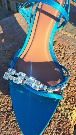 Zapatos de tacón Zara azules con pedrería