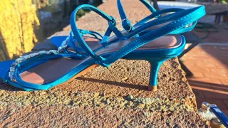 Zapatos de tacón Zara azules con pedrería