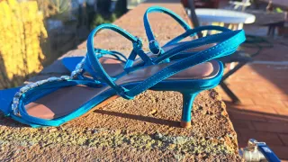 Zapatos de tacón Zara azules con pedrería