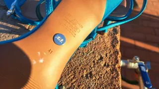 Zapatos de tacón Zara azules con pedrería