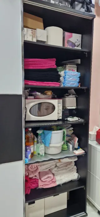 Guardaroba con ante scorrevoli.