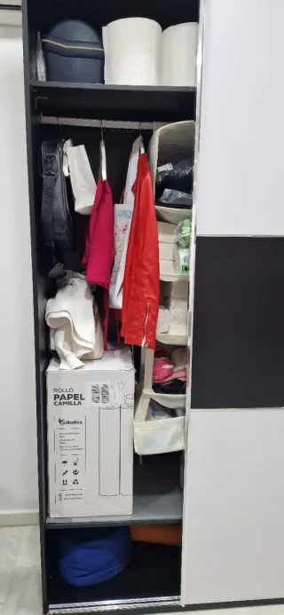 Guardaroba con ante scorrevoli.